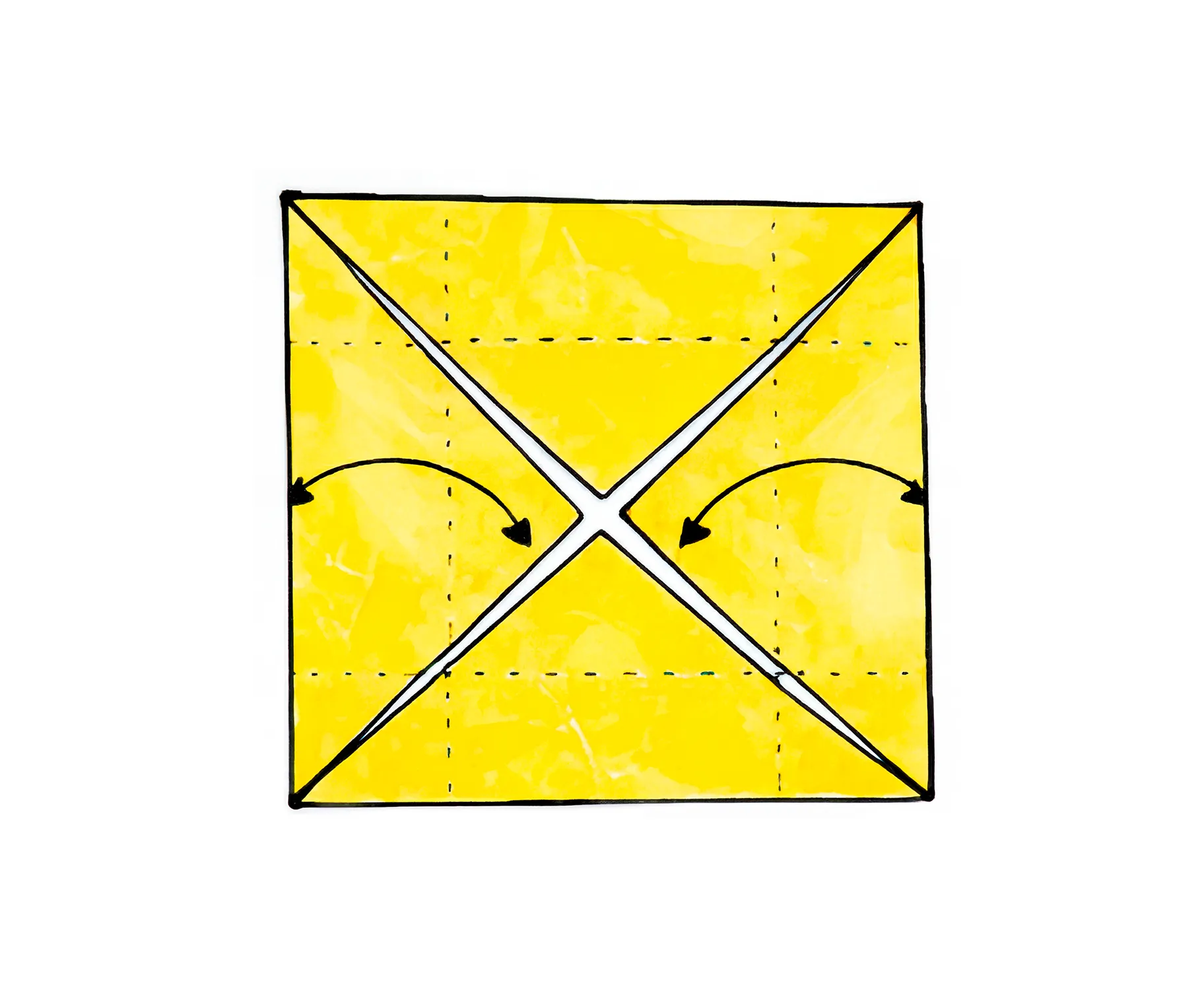 Carré jaune avec des lignes de pli montrant comment ouvrir les côtés à partir du centre. Le mouvement est indiqué par des flèches courbes.