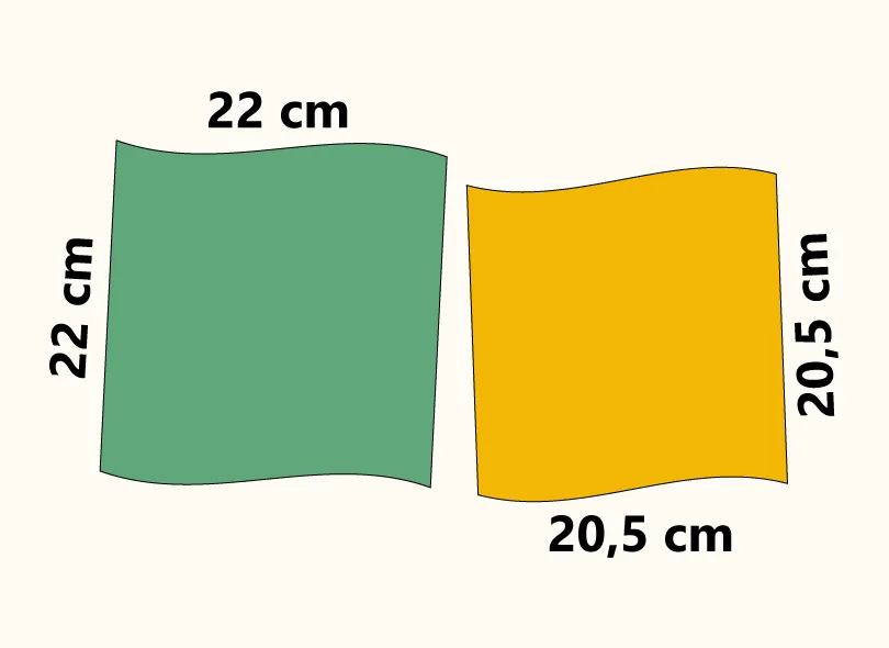Deux papiers à origami de forme carrée, un vert et un jaune. Les côtés du papier vert font 22 cm et ceux du papier jaune, 20, 5 cm.