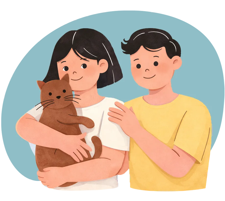 Une fille et un garçon souriants sont côte à côte. La fille tient un chat dans ses bras.