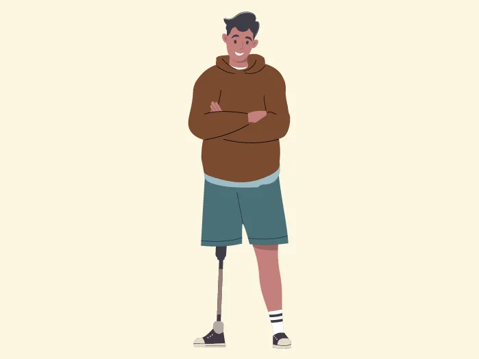 Un jeune homme souriant, portant un chandail à capuchon brun et une prothèse à la jambe gauche, pose les bras croisés.