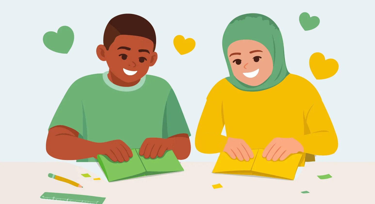 Deux enfants souriants plient des papiers à origami.